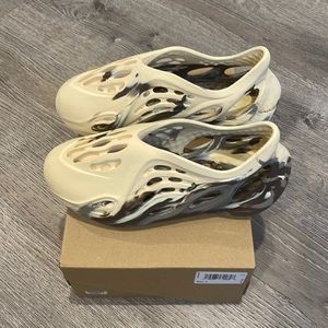 Yeezy Foam Runner MX CREAM KIDS SIZE 3